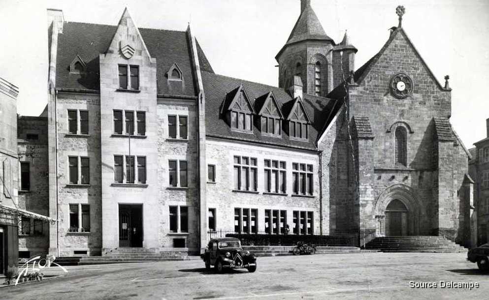 23 Bourganeuf L Eglise et l Hotel de Ville.jpg
